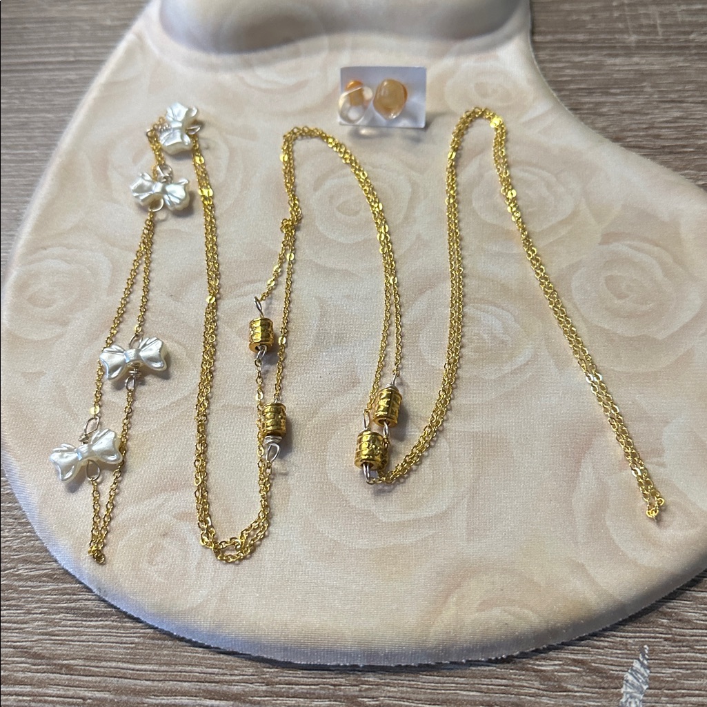 Necklaces Earrings New 22$